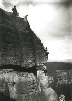 Sächsische Schweiz, Schrammsteine. Zinne. Seilschaft Oswald Kunis und Paul Illmer an der Ausstiegskante am FKV-Weg (VIIb [VIIc])