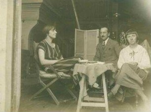 Ohne Titel (Hannah Höch (rechts), Piet Mondrian (Mitte) und Nelly van Doesburg (links) im Atelier von Doesburg)
