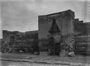 Karawanserei : Blick auf das Portal einer Karawanserei, einer ummauerten Herberge.