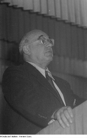 Portrait Johannes R. Bechers am Rednerpult während der Eröffnungsrede der Dritten Verlegerkonferenz