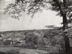 Bad Muskau, Ansicht des Ortes mit Neuem Schloss und Park vom Bergpark