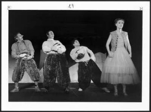 Szenenbild aus "MauerStücke", Studio-Inszenierung an der Hochschule für Schauspielkunst Ernst Busch
