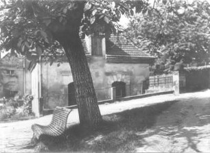 Kavaliershaus : Radebeul, Knohllweg 37. Hoflößnitz. Kavaliershaus (um 1650). Giebelansicht (wohl des Küchen-Flügelanbaus) von einem erhöhten Weg aus