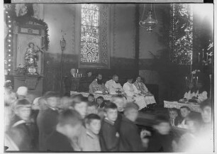 Primizfeier Ruf-Eisele in Sigmaringendorf 1936; Gottesdienst in der Kirche, im Mittelpunkt Geistlichkeit mit Neupriester