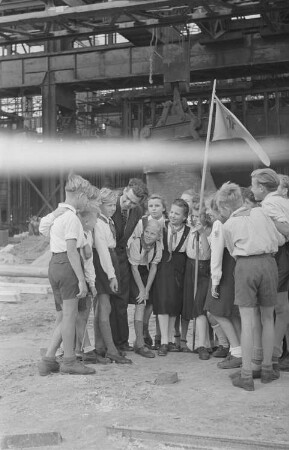 Reportage: VEB Stahl- und Walzwerk Brandenburg : Gruppenfoto der Pioniere