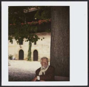 Wolfram Siebeck sitzt unter einem Baum in der Alten Hofhaltung in Bamberg