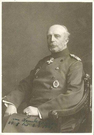 Oskar von Lindequist, Generaloberst, sitzend, in Uniform mit Orden, Brustbild in Halbprofil