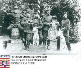 Militär, Hessen / Infanterie-Regiment Prinz Karl (4. Ghzgl. Hess.) Nr. 118 Worms / Rekrutenentlassung, Gruppenaufnahme mit Bierfass, Ziege und Schaukelpferd