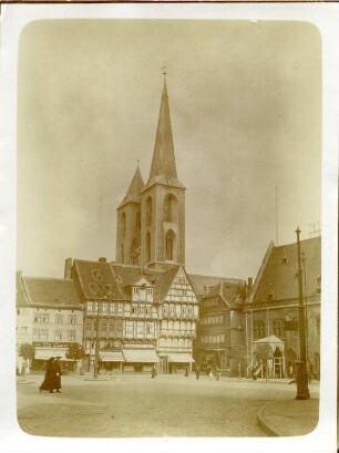 Halberstadt. Marktplatz mit Wohn- und Geschäftshäusern. Blick gegen Martinikirche (1250/1350), rechts das Rathaus (Teilansicht)