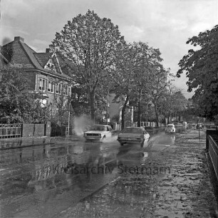 Kurparkallee: Straße durch Platzregen unter Wasser gesetzt: Blick Richtung Westen
