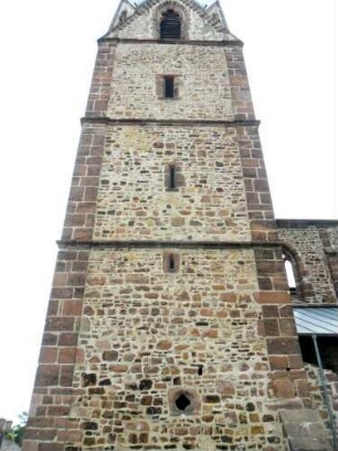 Totenkirche (Romanische Gründung)-Südturm von Süden mit Schlitzfenstern sowie Werksteinen im Mauersteinverband mit Eckquaderung (nicht bossiert)