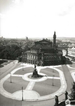 Dresden-Altstadt. Theaterplatz mit Reiterstandbild König Johanns. Blick vom Hausmannsturm nach Nordwesten zum Opernhaus