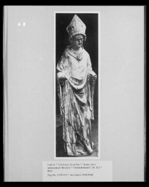 Statue eines unbekannten Bischofs