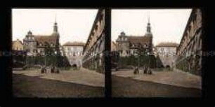 Besucher im Schlosshof, Dresden