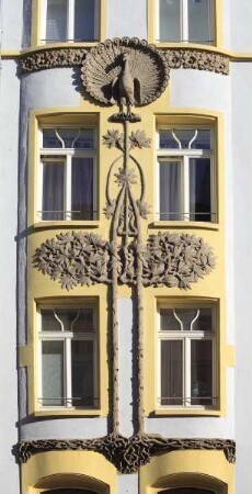 Fassaderelief mit Pfau und Baumornament