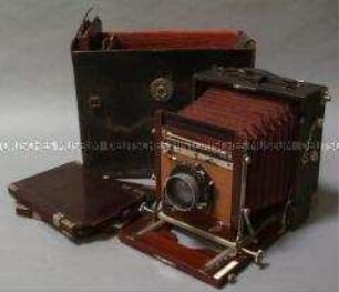 Fotoapparat (Plattenkamera), mit Zubehör im Koffer