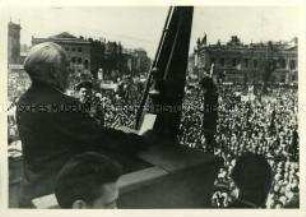 Wilhelm Pieck spricht auf der Maikundgebung 1946 in Berlin