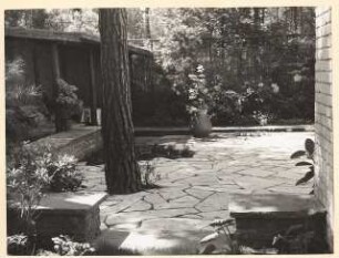 Garten Dr. Bolle, Berlin-Dahlem. Umbau: Terrasse mit Plattenverlegung am Wasserbecken