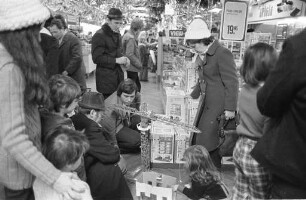 Einkaufsbetrieb in der Innenstadt am dritten verkaufsoffenen Samstag im Advent