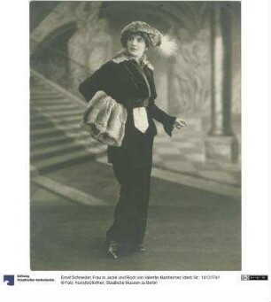 Frau in Jacke und Rock von Valentin Manheimer