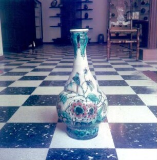 Delft (Niederlande), Rotterdamseweg 196. De Koninklijke Porceleyne Fles. Ausstellungsraum. Vase (1. V. 20. Jh.; Entwurf Leon Senf)
