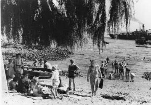 Hamburg-Nienstedten. Der Strand bei Nienstedten war bei den Hamburger im Sommer genauso beliebt wie die Strände an der Nord- bzw. Ostsee. Auf der Elbe herrscht reger Schiffsverkehr