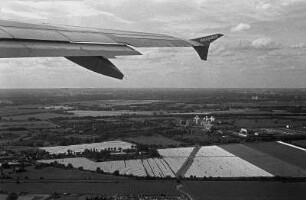 Auf dem Weg von Berlin-Schönefeld nach Bristol : Auf dem Weg von Berlin-Schönefeld nach Bristol, Spargelfelder bei Beelitz (?)