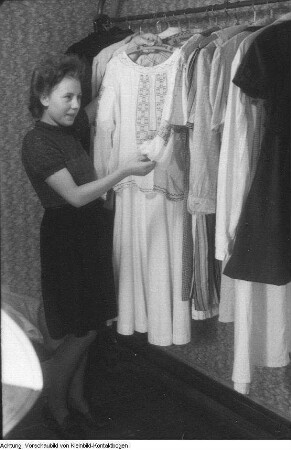 In einer Nähstube der Volkssolidarität, 1946/47