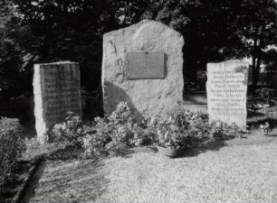 Gedenkstein für gefallene Sowjetsoldaten : Gedenksteine für gefallene Sowjetsoldaten, Stein, nach 1945, Lößniz (Kreis Aue), Friedhof