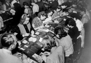 Hamburg. Lotto-Auszählung in Sagebiel´s Etablissement. Männer und Frauen beim Auszählen von Tippscheinen.