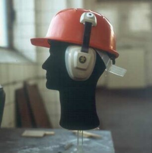 Dortmund. BAU. Modellkopf einer Lehrschau mit Helm und Gehörschutz
