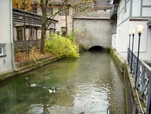 Stadt-Blaukanal mit Durchlaß unter der Stadtmauer (früher mit Eisengitter gesichert) nahe des Klosters