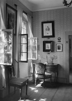 Meersburg. Altes Schloss. Turmzimmer Droste-Hülshoff. Blick zum Arbeitsplatz am Fenster