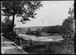 Dreiwerden (Rossau-Schönborn-Dreiwerden). Blick zur Zschopau mit Schornstein der Papierfabrik