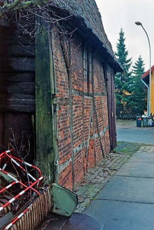 Havighorst: Dorfstraße 16: Hofanlage: traufständige Fachwerkscheune mit Reetdach und seitlicher Durchfahrt: Giebelseite mit Scheunentor