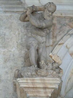 Venedig - Schlangentöter : Eine männliche Fabelfigur erschlägt mit einer Keule Schlangen. Aufgenommen im Dogenpalast in Venedig am 25. Juni 2010