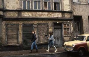 Trabant+Leute vor desolaten Häusern im historischen Andreasviertel in Erfurt Dezember 1989