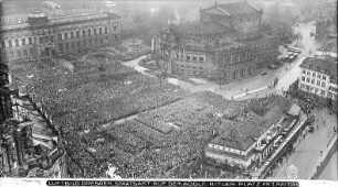 Dresden-Altstadt. Kundgebung am 1. Mai 1933 auf dem Adolf-Hitler-Platz (Theaterplatz). Luftbild-Schrägaufnahme von Nordost