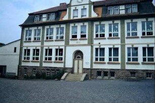 Frontansicht der alten Schule, heute Grundschule