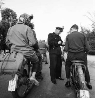 Mopedkontrolle durch die Verkehrspolizei.