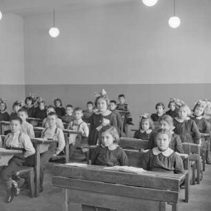 Schüler und Schülerinnen einer Grundschulklasse im Unterricht in Sofia