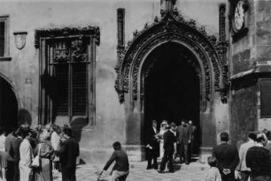 Altstädter Rathaus. Portal mit Hochzeitsgesellschaft