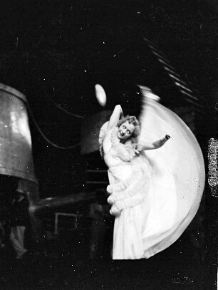 Scala: Dinah Grace tanzend; wirft Bein im Schwung hoch