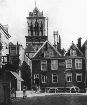 Delft, Häuserfront mit Rathausturm im Hintergrund