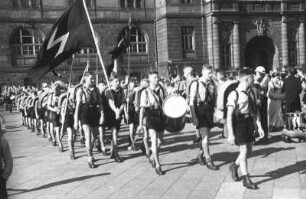 Zittau. Abmarsch von Mitgliedern der Hitlerjugend in Formation