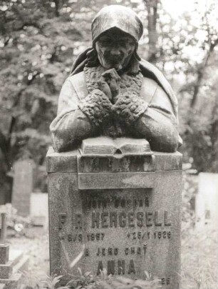Grabmal des Bildhauers František Hergesell : Grabmal des Bildhauers František Hergesell (1857-1927). Sandstein. Prag-Vinohrady, Friedhof Vinohrady
