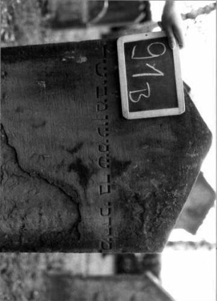 Grabstein 91 (Index: 100111189) Material: Sandstein Zustand: Rückseite abgeblättert Maße HxBxT: 140x64x14 cm Beschreibung: ädikulaartige Stele mit Halbsäulen, giebelartiger Abschluß mit Verdachung: Grabstein 91B
