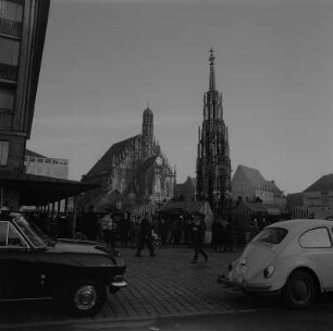 Nürnberg. Hauptmarkt mit Schönem Brunnen und Frauenkirche, zur Zeit des Weihnachtsmarktes (Christkindlesmarkt)