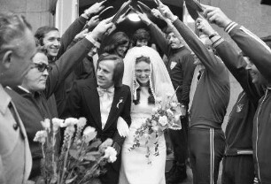 Hochzeit von Günther Wurm aus der Tischtennismannschaft der Karlsruher Versehrtensportgruppe mit einer Angehörigen der Versehrtensportgruppe in Budapest