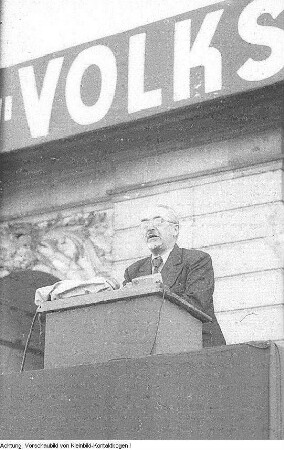 "Volksbegehren für Einheit und gerechten Frieden". Dresden, Karl-Marx-Platz (Palaisplatz). Wilhelm Koenen, SED, auf der Großkundgebung vor dem Japanischen Palais (Bildmitte), 1947